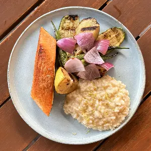SALMÃO GRELHADO COM LEGUMES