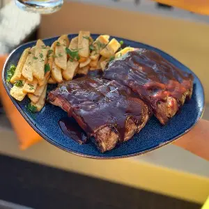 COSTELINHA SUÍNA AO MOLHO BARBECUE