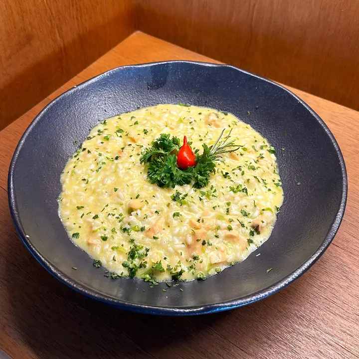 RISOTO DE SALMÃO COM ALHO PORÓ