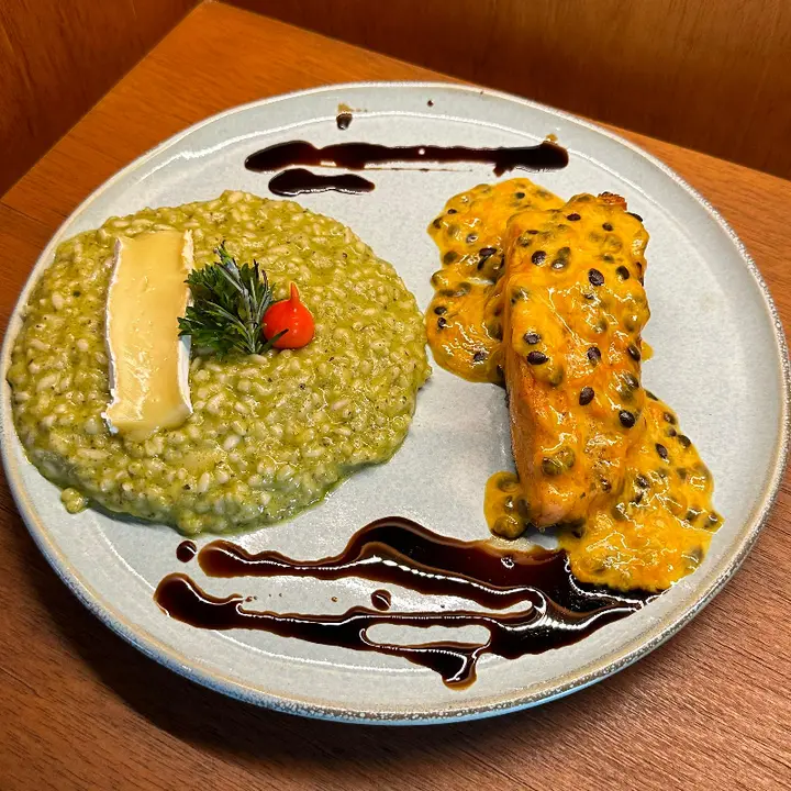 SALMÃO AO MOLHO DE MARACUJÁ E  RISOTO DE PESTO