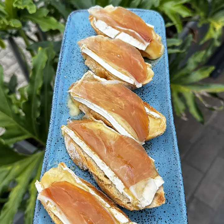 BRUSQUETA BRIE E PRESUNTO PARMA